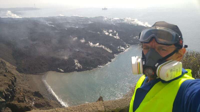 El teldense Claudio Sánchez observa de lejos la nueva isla baja creada por la lava del volcán/Claudio Sánchez.